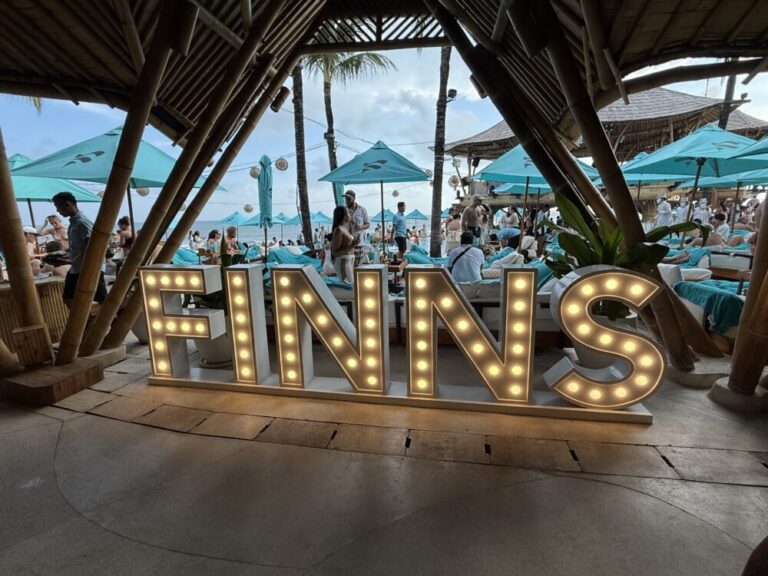 バリの夜を満喫！FINNS BEACH CLUBガーデンエリアで贅沢サンセットとナイトプール体験