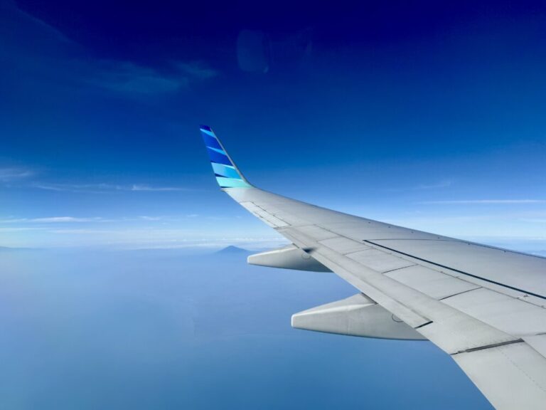 快晴の空へ！マカッサルからジャカルタへ、ガルーダGA617便で一時帰国スタート