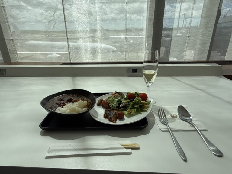 出国前の儀式「JALカレー」 — サクララウンジで食べる最後の一皿