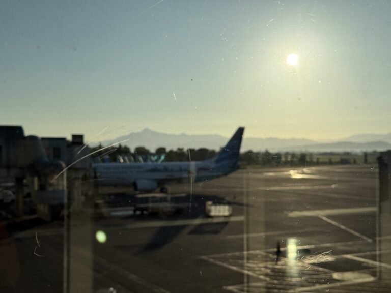 晴れ渡る朝の出発！マカッサル空港からジャカルタへ ！スルタン・ハサヌディン国際空港出発のひととき