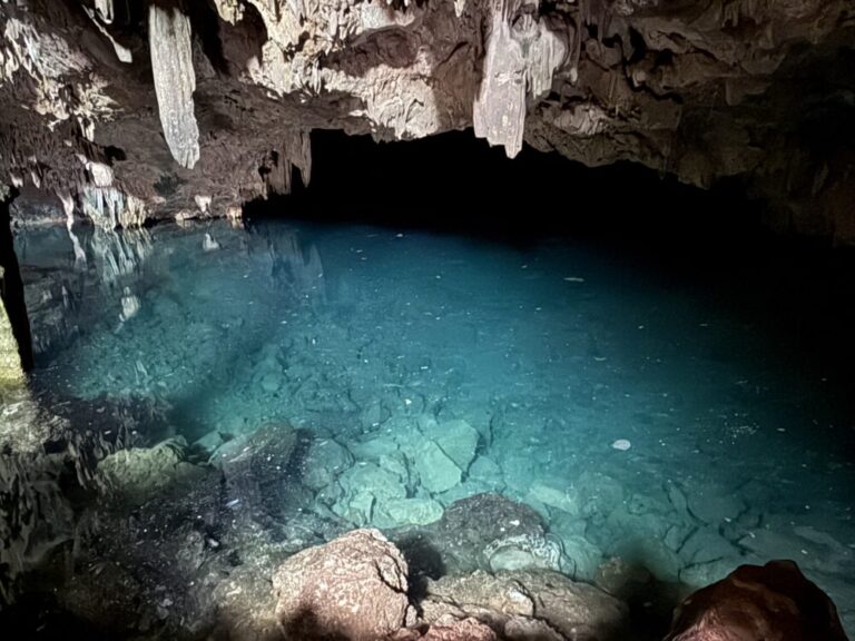 ラブアンバジョの隠れた絶景！神秘のランコ洞窟で泳ぐ青の世界