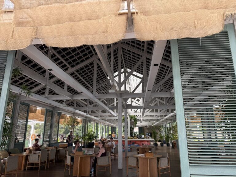 【ラブアンバジョ新定番】海に浮かぶ絶景レストラン＆夜は本格イタリアン