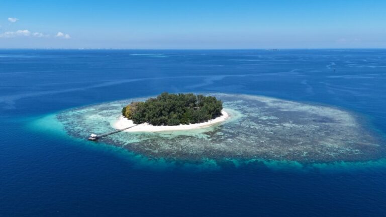 マカッサルから30分！白砂とサンゴ礁が広がる秘境の無人島「パナンブンガン島」