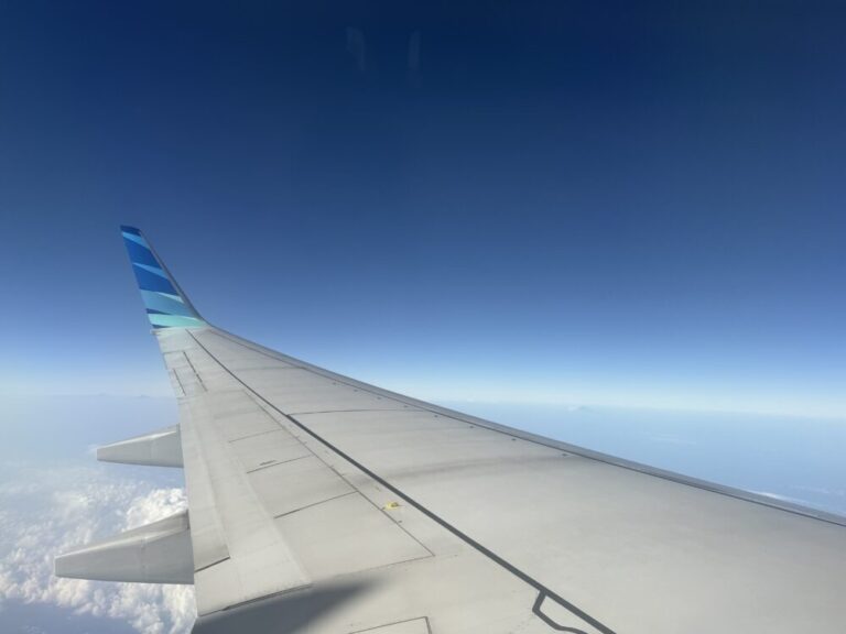 「空から見るインドネシア」に癒された朝 ― マカッサル発ガルーダ便、完璧なフライト体験