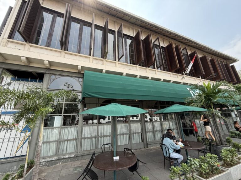 ジャカルタ旧市街で味わう特別な一皿「ナシチャンプル」！歴史薫るカフェ・バタビアにて