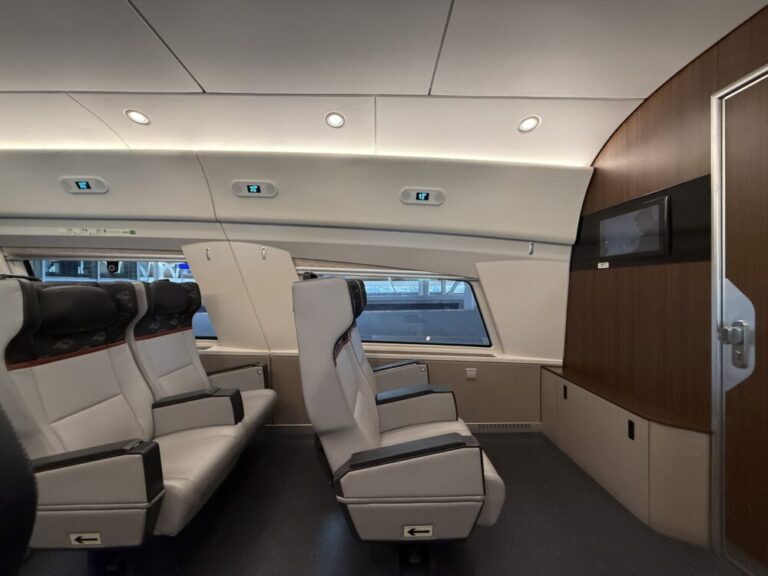 【WHOOSHファーストクラス乗車記】静寂のスピード体験！ハリムからパダラランへ弾丸旅