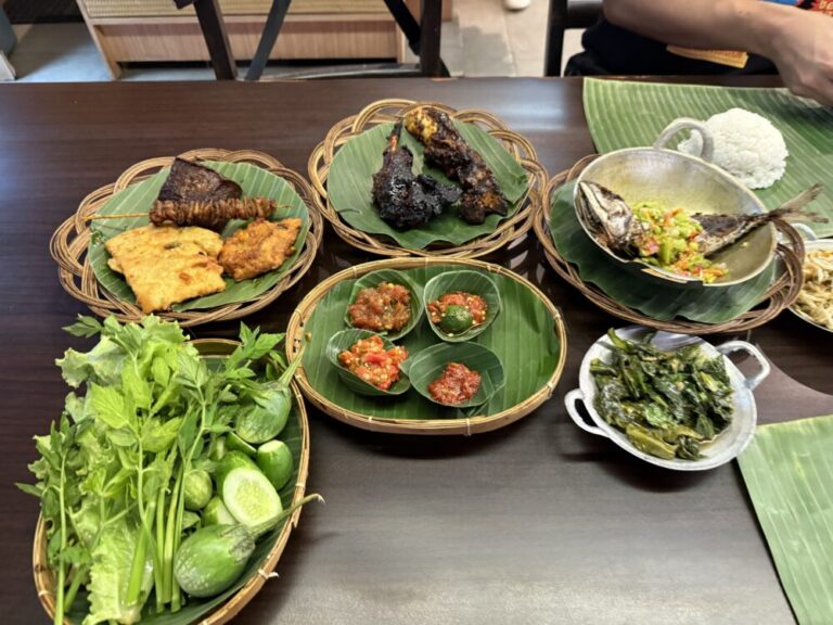 【バンドン滞在2時間のグルメ旅】人気店「アラスダウン」で味わうスンダ料理の魅力