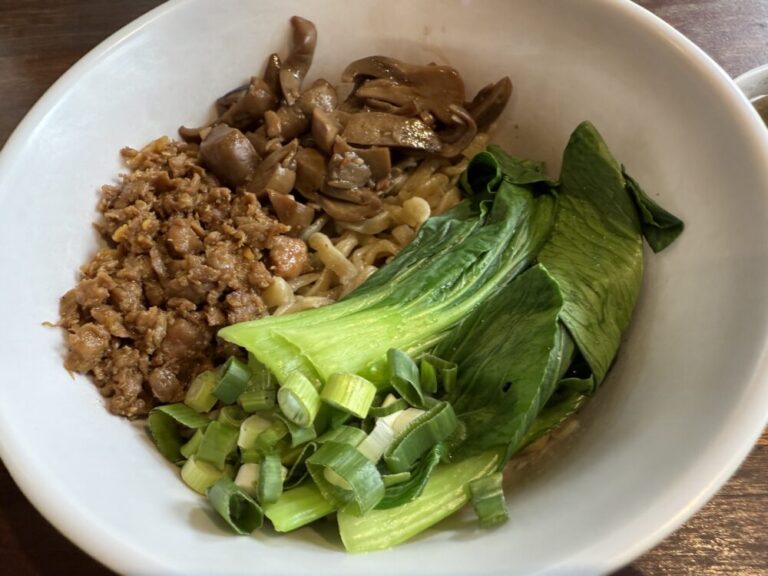 【幸せの一杯】ドゥクアタス駅・スディルマン駅前のバクミー店「Bakmie Kasih」で太麺をすする