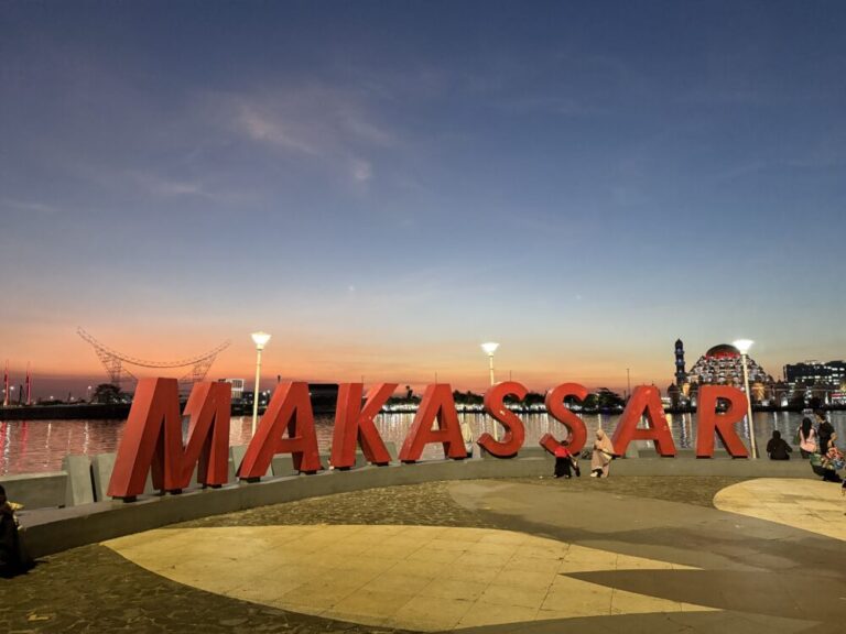 マカッサルのロサリビーチで癒やされる夕陽― 99ドームモスクと屋台グルメが織りなす絶景時間