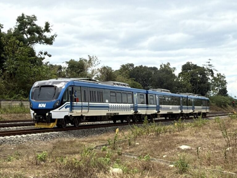 日曜の小さな旅！マカッサル公共交通だけで行く激安トリップ ！マンダイ駅へ