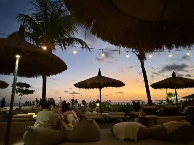 バリ・スミニャック「Mano Beach House」で過ごす、夕陽と絶品シーフードディナー