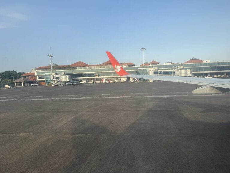 【ライオンエアJT744搭乗記】バリからマカッサルへ——アグン山と夕陽に包まれた絶景フライト