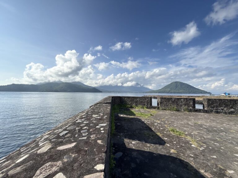 スパイス諸島の名残を訪ねて！テルナテのカラマタ砦と絶景のマイタラ島・ティドレ島