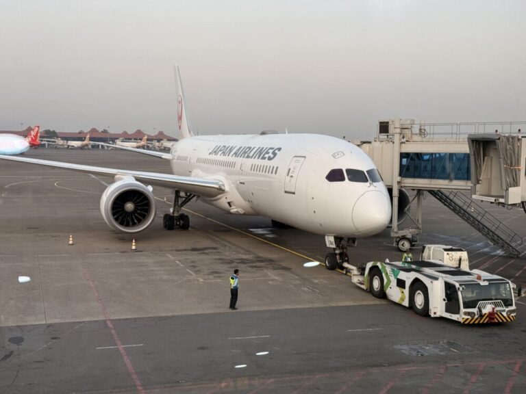 快適な一時帰国の空の旅 ― JAL720便 バルクヘッド席でジャカルタから成田へ