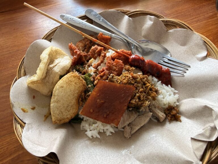 空港から10分！「Karya Rebo」で味わう本格バビ・グリン ― ローカルの味を快適空間で