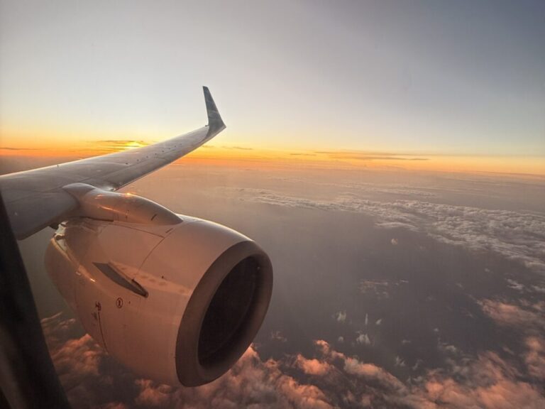 夕陽に包まれたフライト！ガルーダ・インドネシアGA620便でバリからマカッサルへ