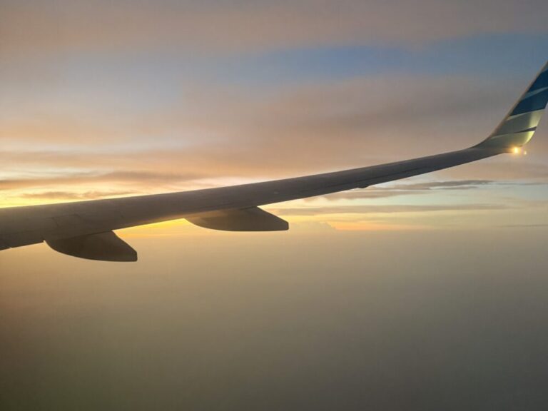 マカッサルの夕焼けからジャカルタの夜景へ ― ガルーダGA609便でつなぐ一時帰国への搭乗記