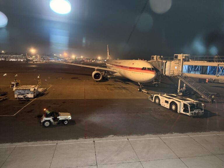 ソフィアラウンジからガルーダGA874便 特別塗装のA330レトロ機で羽田へ