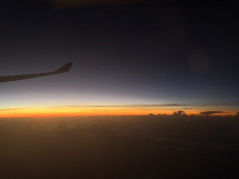 夜明けの空を飛ぶ ― ガルーダ・インドネシア航空GA874便レトロ塗装A330で羽田へ