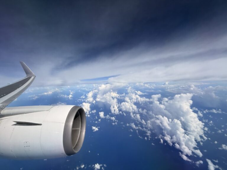 成田からジャカルタへJAL725便 搭乗記！快適なバルクヘッド席で7時間の空の旅