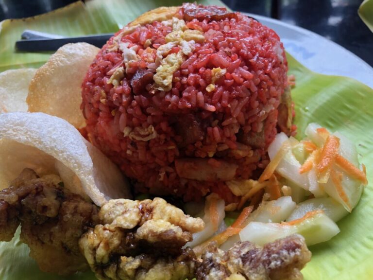 マカッサルの赤いチャーハン「ナシゴレン・メラ」の秘密 ― 鮮烈な赤に込められた港町の情熱と文化