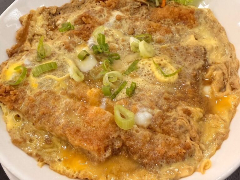 【マカッサル生活】豚カツ不在の街で“チキンカツ丼”が救世主になった理由