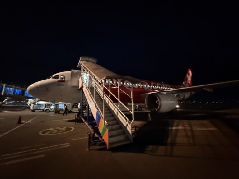 エアアジアQZ529便搭乗記　ブルネイからジャカルタへ!濃霧の機内、乱気流、夜食のチキンライス