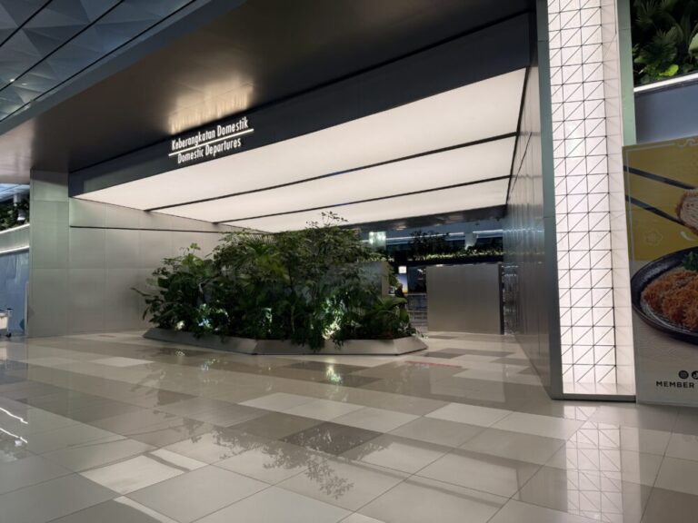 深夜のジャカルタ空港を歩く ターミナル2からターミナル3へ乗継体験!