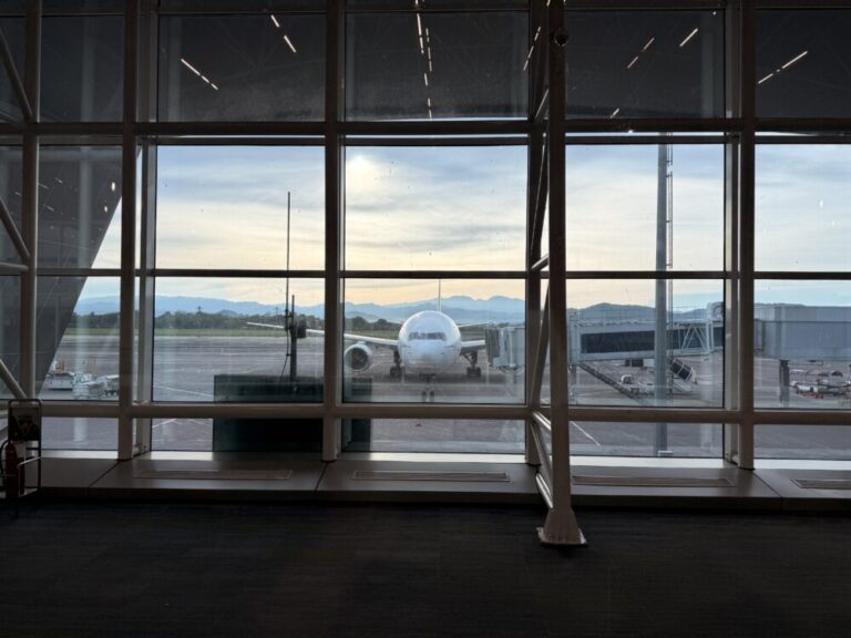 マカッサルで出会った異例の存在！B777が語る空港の変化とGA617便で向かう朝