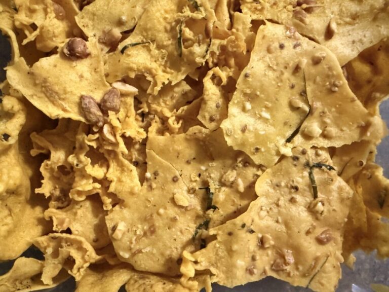 「また手が伸びてしまう」インドネシアの食卓に欠かせない魔性のスナック、ペイェの秘密