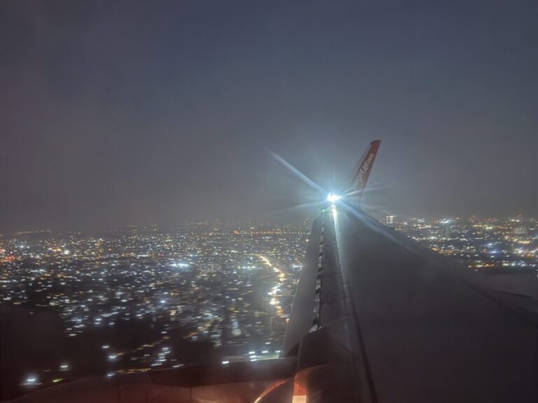 街の空気が切り替わる夜。ビエンチャンからホーチミンへ、ラオス出国、夜のVietjet