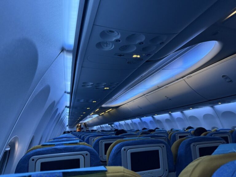 年明けの帰国は、静かに始まります。マカッサル空港で“整えてから”日本へ向かう夜