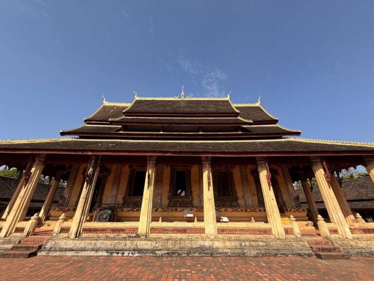 首都とは思えない静けさの中でビエンチャン朝散歩！寺院とパンと、穏やかな時間