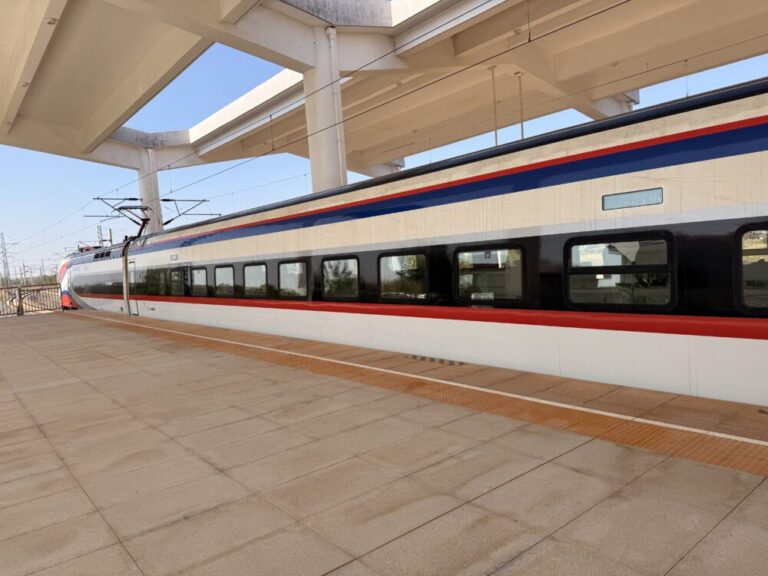 念願のラオス鉄道へ、首都から世界遺産の街を結ぶ一本の線路と中国の存在感