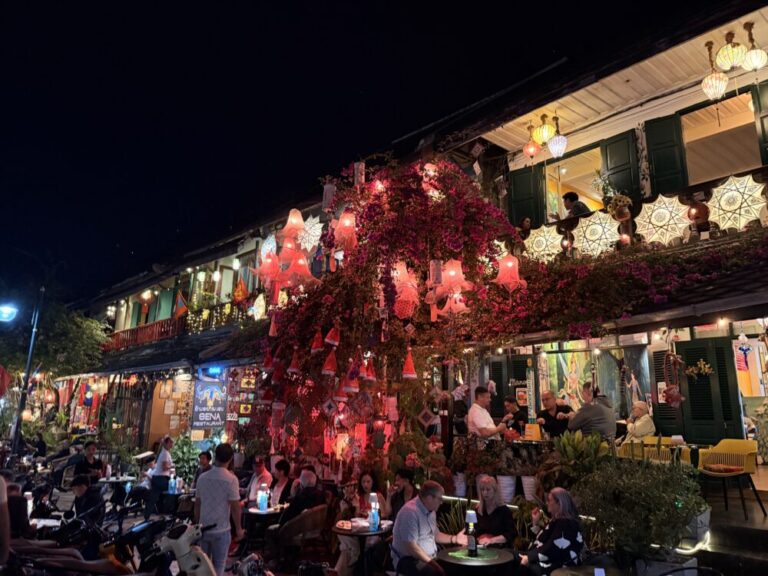 夜が完成させる世界遺産の街、ルアンパバーン！ナイトマーケットで歩き、食べて、歴史に溶け込む夜