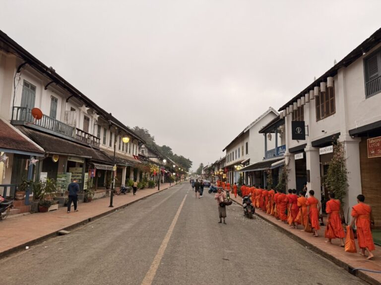 世界遺産ルアンパバーンの朝、托鉢の風景に、美しさと違和感を感じた日