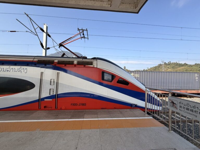満席の列車と、静かな誇り　ルアンパバーンからビエンチャンへ、ラオス鉄道と日本のバス