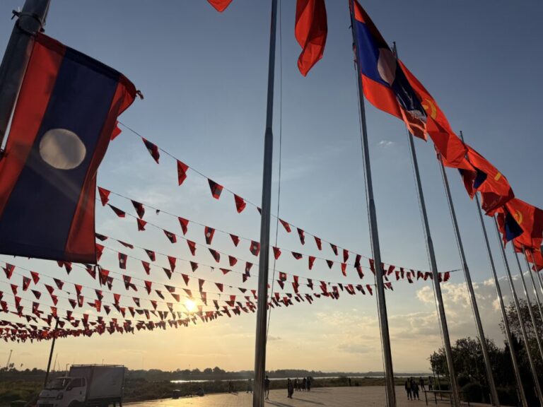 メコン川は、首都でも静かだった。ビエンチャンで迎えたラオス最後の夜